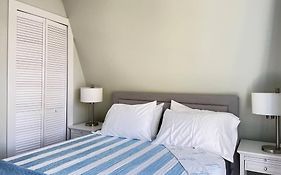Newly Renovated Carriage House Near Town & Beaches